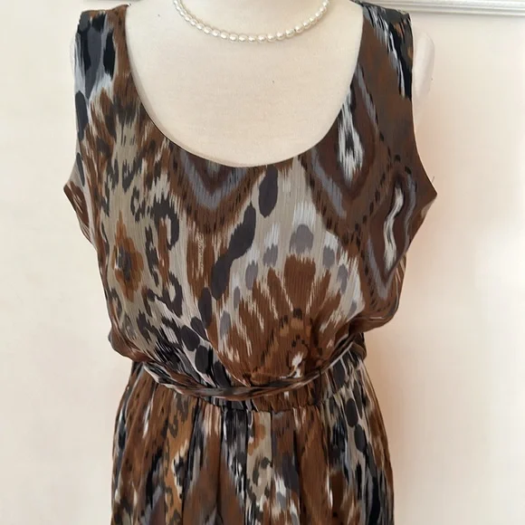 Addressing woman lined sleeveless dress. - Picture 2 of 8